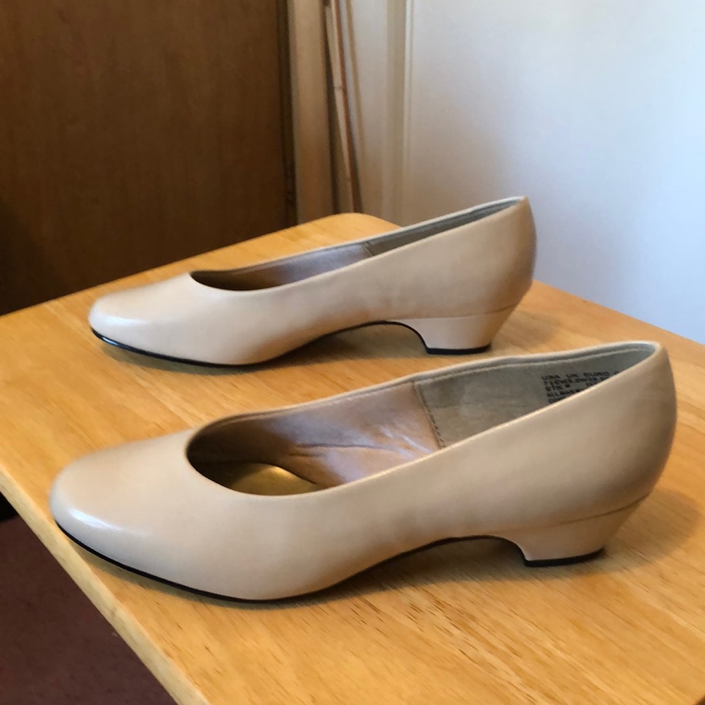 Hush Puppies Tan “Soft Style” Shoes, Size 7.5